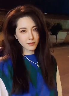 演员曾黎抖音发夜晚随手拍,颜值身材全在线! 网友:二十年前就是我的女神了!