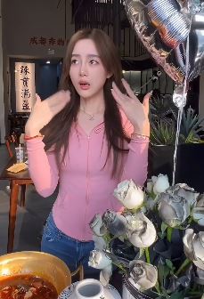 青岛小姐姐「小火炉biu」分享外出就餐vlog,辣的张嘴直哈哈!