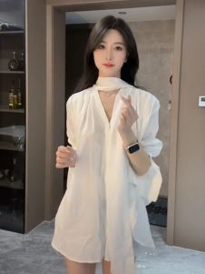 山东小姐姐「羊羊不吃草」白色系穿搭一展温柔御姐范儿！