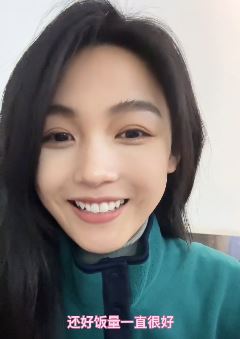 可爱小姐姐「小岛」分享吃热肉饼vlog 配文:心急吃不了热豆腐