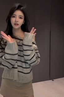 漂亮小姐姐「不一样的幼恩」露肩穿搭居家浅跳,舞姿妖娆脸蛋迷人!