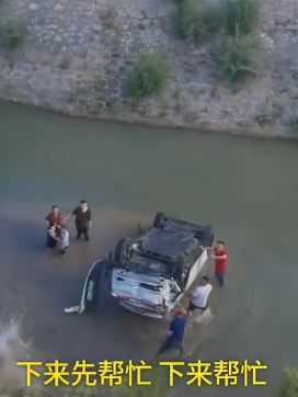 兰州一司机错把油门当刹车冲入河中