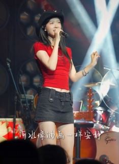 网红歌手「龙千里」纯欲穿搭翻唱《日不落》，唱的不只是好听！