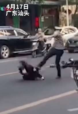 女子民政局门口遭丈夫暴打