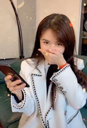 口是心非的小美女一脸的幸福