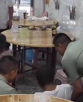 男子面馆癫痫发作倒地抽搐 武警官兵伸出援手