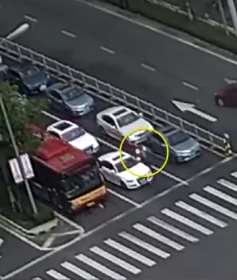 电动车撞完宝马就跑 司机塞1千让路人追