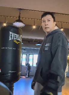 演员甄子丹分享日常练拳vLog,出拳速度与力道拿捏的相当到位