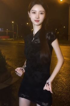 迷人小姐姐「兔白白」穿性感旗袍夜晚街头浅跳 网友:得劲