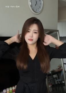 气质小姐姐「你的小晨妹」优雅穿搭居家浅跳，清纯甜美太迷人！