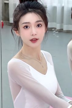 好看小姐姐「徐洛含」穿紧身装上演极致诱惑 网友：心动了，快给我水泥[让我封心