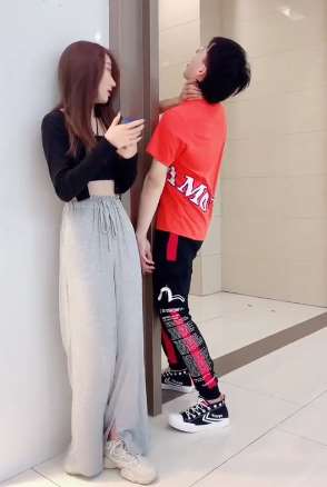 男子恶搞测试路人反应 小姐姐见状撒腿就跑