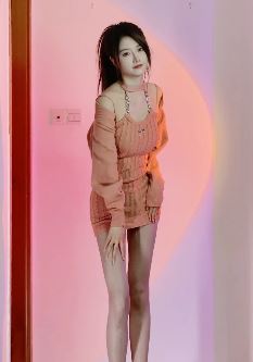 漂亮小姐姐「鲸鱼学姐」居家玩丝滑变装,网友:春风拂槛露华浓大概就是这个样子吧
