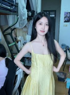 女大学生「LLLna3」穿吊带裙分享寝室内随拍 网友:青春靓丽