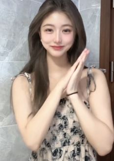 漂亮小姐姐「小安猪」穿吊带美裙居家浅跳,气质身材all on line