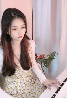 深圳小姐姐「小樱呀」展示才艺,能听出她钢琴演奏的是哪首歌曲吗?