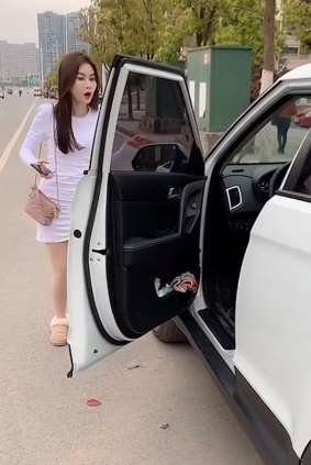 搞笑：乐于助人是好事，没弄清情况那就很尴尬！