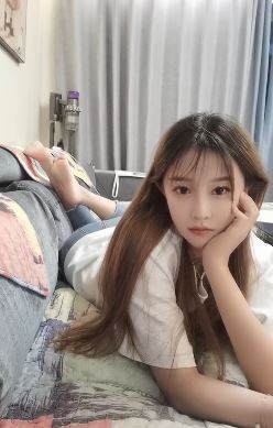 网红林夕小姐姐爬床上玩自拍  好看很美还可爱