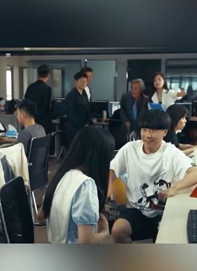 陈翔六点半:蘑菇头为追求冷檬,主动向公司董事长示好提"旧事"!