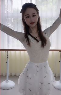 舞蹈老师「Seven」居家表演一段优美的舞蹈 配文：每个动作都是用汗水换来的