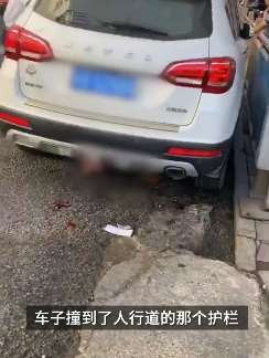 监拍小轿车连撞2辆摩托车，一女子被碾压当场身亡