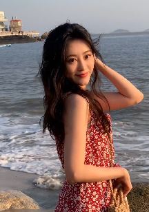演员祝绪丹分享海边游玩vlog,配文:听见了海风跟我说的话