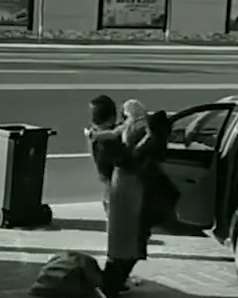 家长将幼童遗留车内冻的大哭，拾荒老人果断砸窗救幼童