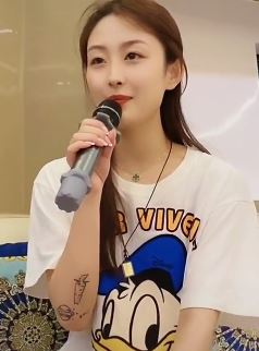 网红车模黄会赢翻唱歌曲《红日》 舞跳得好歌唱的也不错！