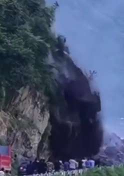 四川冕宁发生山体垮塌 围观者近在咫尺令人忧