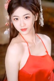 迷人小姐姐「张梓荞」分享水中时尚大片 网友:这谁扛得住