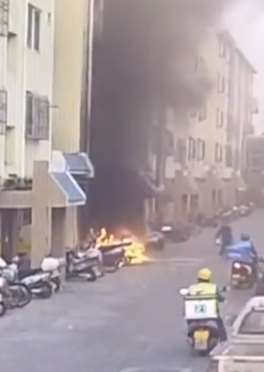 电动车充电引发爆炸着火 外卖小哥迅速行动避免火势扩大