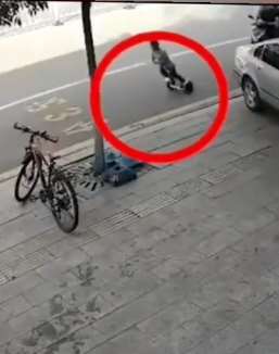 太险了！男孩机动车道玩平衡车险些丧命！