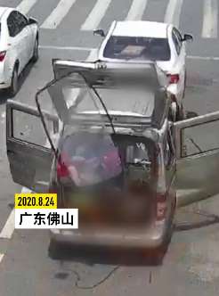 佛山一面包车路口等灯时突然爆炸 车门被炸飞