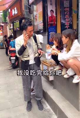 户外搞笑专业蹭吃：男子向2美女骗脑花吃！