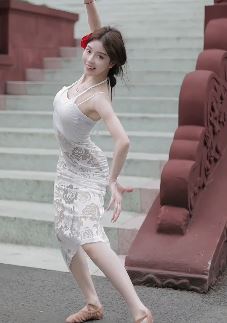 成都小姐姐「王韵然」穿印花透视裙跳中国舞  网友:妖娆多姿