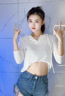 网红小姐姐「小花花哩轰」潮流穿搭秀身材 网友:人见人爱,花见花开