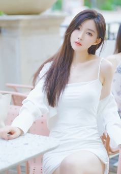 长腿小姐姐「稚昂张」晒户外日常,一身白色穿搭美的有点过份!