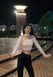 极品美女「小思思」广场热舞秀身材,你觉得凭这张脸广场舞能否占C位?