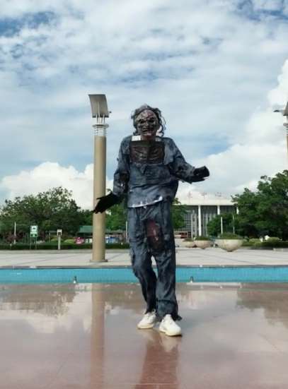 小伙带面具跳80年代经典霹雳舞