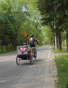 男子带子骑行宣传禁毒 用行动让儿子远离毒品