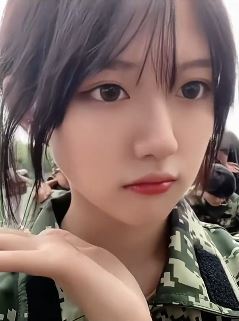 甜美小姐姐「小野」分享校园日常vlog,配文:人生只是一个过程,可悲的是它不能重来