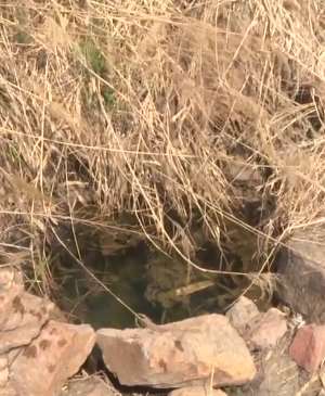 专家解释依兰陨石坑神奇泉眼 村民称喝水都能冶好病