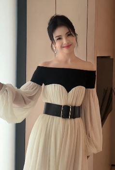 演员刘涛分享反差比耶变装 这变装很新颖