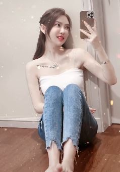 小姐姐光脚坐地上玩自拍 网友搞笑评论：就想知道脚丫子臭不臭！