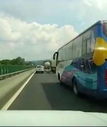 路怒男为泄愤别停大客车导致4车追尾