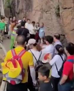 2游客黄山上互殴 疑因拐杖碰到人