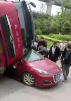 重庆一满载石子大货车侧翻压住小轿车  一孕妇被困车内！