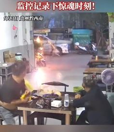 电线杆突然倒塌险砸中2路人