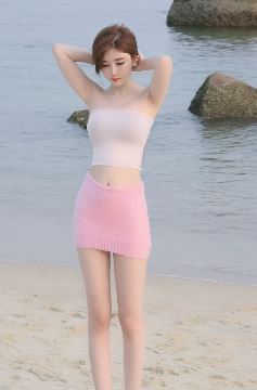 网红小姐姐「ybb」穿着清凉游海边，配文：什么时候见一面，我把一见钟情还给你！