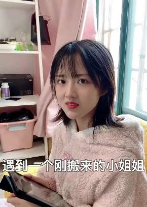 男子整蛊漂亮的女朋友